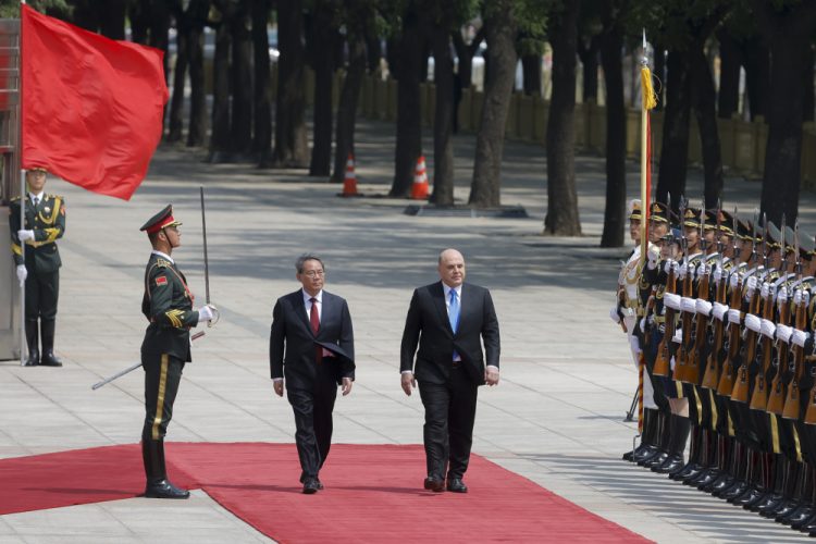 Ruský premiér Michail Mišustin (uprostred vpravo) a čínsky premiér Li Čchiang sa zúčastňujú na uvítacom ceremoniáli v Pekingu v Číne v stredu 24. mája 2023 (Foto: SITA/AP/Thomas Peter)