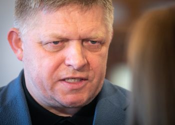 Poslanec NR SR a predseda strany Smer-SSD Robert Fico počas vyjadrenia pre médiá v Národnej rade SR na aktuálnu politickú situáciu. Bratislava, 05. máj 2023 (Foto: SITA/Diana Černáková)