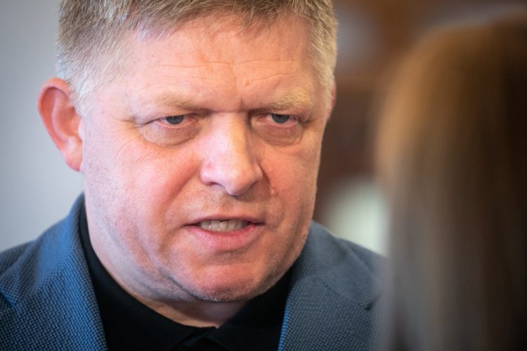 Poslanec NR SR a predseda strany Smer-SSD Robert Fico počas vyjadrenia pre médiá v Národnej rade SR na aktuálnu politickú situáciu. Bratislava, 05. máj 2023 (Foto: SITA/Diana Černáková)