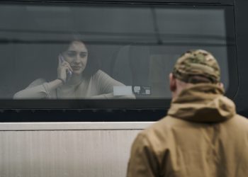 Ukrajinský vojak sa lúči so svojou manželkou, ktorá nastupuje do vlaku na železničnej stanici v Kramatorsku v Doneckej oblasti na Ukrajine v utorok 21. marca 2023 (Foto: SITA/AP Photo/Libkos)