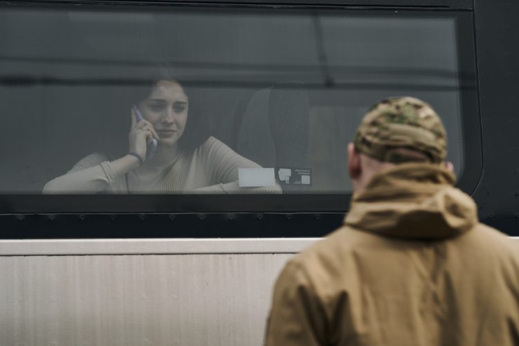 Ukrajinský vojak sa lúči so svojou manželkou, ktorá nastupuje do vlaku na železničnej stanici v Kramatorsku v Doneckej oblasti na Ukrajine v utorok 21. marca 2023 (Foto: SITA/AP Photo/Libkos)