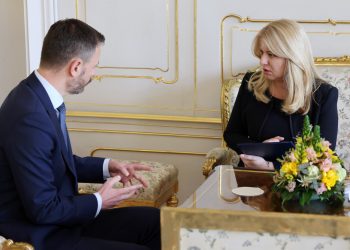 Sprava: Prezidentka SR Zuzana Čaputová a dočanse poverený premiér SR Eduard Heger počas prijatia predsedov parlamentných politických strán prezidentkou SR v Prezidentskom paláci, aby ich informovala o pripravovanej vláde odborníkov. Bratislava, 10. máj 2023 (Foto: SITA/Kancelária prezidentky SR)