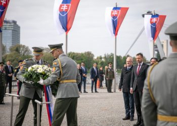 Dočasne poverený premiér SR Eduard Heger (vpravo) počas kladenia vencov k Hrobu neznámeho vojaka na Rázusovom nábreží v Bratislave pri príležitosti 78. výročia ukončenia 2. svetovej vojny. Bratislava, 8. máj 2023 (Foto: SITA/Diana Černáková)