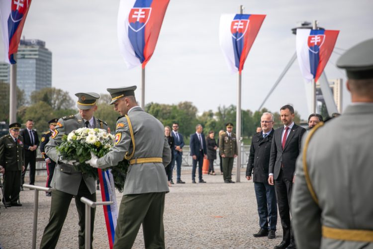 Dočasne poverený premiér SR Eduard Heger (vpravo) počas kladenia vencov k Hrobu neznámeho vojaka na Rázusovom nábreží v Bratislave pri príležitosti 78. výročia ukončenia 2. svetovej vojny. Bratislava, 8. máj 2023 (Foto: SITA/Diana Černáková)