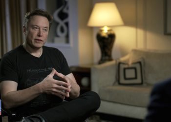 Na snímke, ktorú zverejnila televízia FOX News, Elon Musk gestikuluje počas rozhovoru s moderátorom Tuckerom Carlsonom vo štvrtok 13. apríla 2023 (Foto: SITA/AP/FOX News)