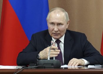 Ruský prezident Vladimir Putin gestikuluje počas prejavu na zasadnutí Rady pre medzietnické vzťahy v Piatigorsku na juhu Ruska v piatok 19. mája 2023 (Foto: SITA/AP/Tatiana Barybina, Sputnik, Kremli)