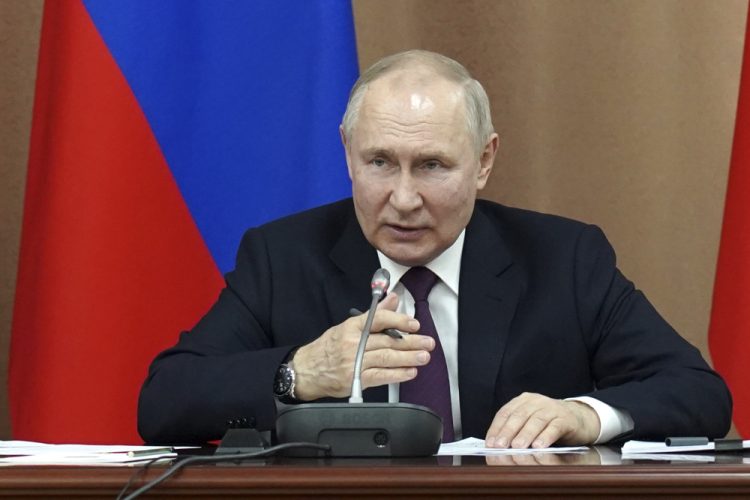 Ruský prezident Vladimir Putin gestikuluje počas prejavu na zasadnutí Rady pre medzietnické vzťahy v Piatigorsku na juhu Ruska v piatok 19. mája 2023 (Foto: SITA/AP/Tatiana Barybina, Sputnik, Kremli)