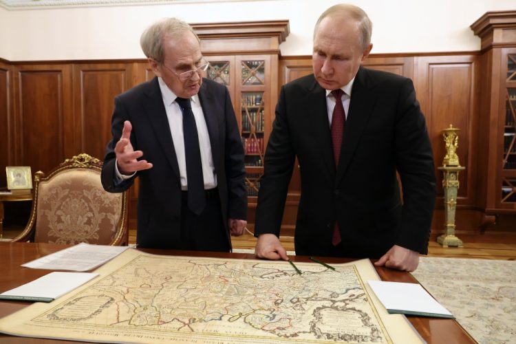 Ruský prezident Vladimir Putin (vpravo) počúva predsedu Ústavného súdu Valerija Zorkina počas ich stretnutia v Kremli v Moskve. Michail Klimentiev v Moskve, Rusko, v utorok 23. mája 2023 (Foto: SITA/AP/Michail Klimentiev, Sputnik, Kremlin)