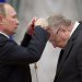 Ruský prezident Vladimir Putin (vľavo) odovzdáva medailu zákonodarcovi Vladimirovi Žirinovskému počas slávnostného udeľovania cien v moskovskom Kremli 22. septembra 2016. Žirinovskij, ktorý stál tri desaťročia na čele ruskej nacionalistickej Liberálnodemokratickej strany, zomrel vo veku 75 rokov (Foto: SITA/AP Photo/Ivan Sekretarev)