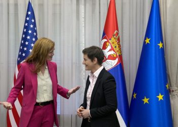 Správkyňa americkej Agentúry pre medzinárodný rozvoj (USAID) Samantha Powerová (vľavo) sa rozpráva so srbskou premiérkou Anou Brnabičovou v Belehrade v Srbsku v stredu 10. mája 2023. Powerová pricestovala do Belehradu na začiatok týždňovej návštevy Srbska a Kosova (Foto: SITA/AP Photo/Darko Vojinovič)