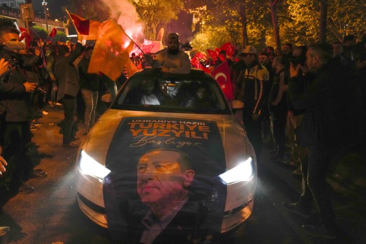 Priaznivci prezidenta Recepa Tayyipa Erdogana jasajú v tureckom Istanbule v pondelok 15. mája 2023 (Foto: SITA/AP Photo/Khalil Hamra)