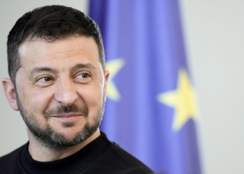 Ukrajinský prezident Volodymyr Zelenskyj sa usmieva počas mediálnej konferencie v kancelárii v nemeckom Berlíne v nedeľu 14. mája 2023 (Foto: SITA/AP Photo/Markus Schreiber)