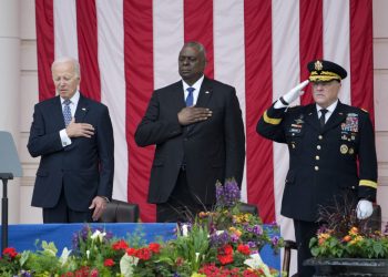Americký prezident Joe Biden stojí s ministrom obrany Lloydom Austinom a predsedom Zboru náčelníkov štábov generálom Markom Milleym (Foto: SITA/AP Photo/Susan Walsh)