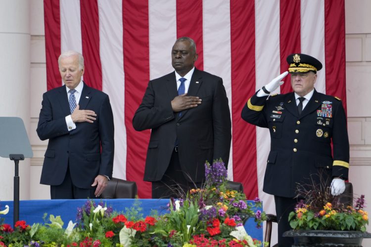 Americký prezident Joe Biden stojí s ministrom obrany Lloydom Austinom a predsedom Zboru náčelníkov štábov generálom Markom Milleym (Foto: SITA/AP Photo/Susan Walsh)