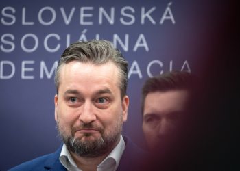 Zľava: Podpredsedovia strany Ľuboš Blaha a Richard Takáč počas tlačového brífingu predstaviteľov strany Smer – sociálna demokracia na tému: Referendum 2023. Bratislava, 22. január 2023F(Foto: SITA/Diana Černáková)