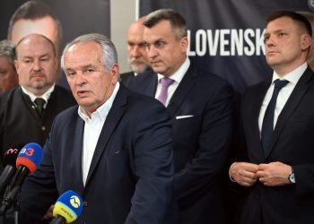 Zľava: Predseda Národnej koalície a kandidát na poslanca za SNS Rudolf Huliak, predseda strany Patriot a kandidát na poslanca za SNS Miroslav Radačovský, predseda SNS Andrej Danko a predseda strany Život - NS a kandidát na poslanca za SNS Tomáš Taraba počas tlačovej besedy predsedu SNS vo Zvolene, na ktorej predstavil kandidátnu listinu Slovenskej národnej strany (SNS) do predčasných volieb do Národnej rady SR. Zvolen, 10. jún 2023 (Foto: SITA/Jakub Julény)