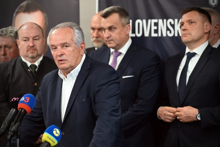 Zľava: Predseda Národnej koalície a kandidát na poslanca za SNS Rudolf Huliak, predseda strany Patriot a kandidát na poslanca za SNS Miroslav Radačovský, predseda SNS Andrej Danko a predseda strany Život - NS a kandidát na poslanca za SNS Tomáš Taraba počas tlačovej besedy predsedu SNS vo Zvolene, na ktorej predstavil kandidátnu listinu Slovenskej národnej strany (SNS) do predčasných volieb do Národnej rady SR. Zvolen, 10. jún 2023 (Foto: SITA/Jakub Julény)
