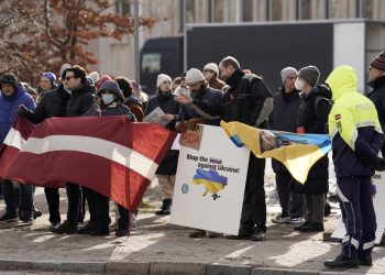 Ľudia vrátane Ukrajincov sa zúčastňujú na demonštrácii na podporu Ukrajiny pred ruským veľvyslanectvom v lotyšskej Rige vo štvrtok 24. februára 2022 (Fot: SITA/AP Photo/Roman Koksarov)