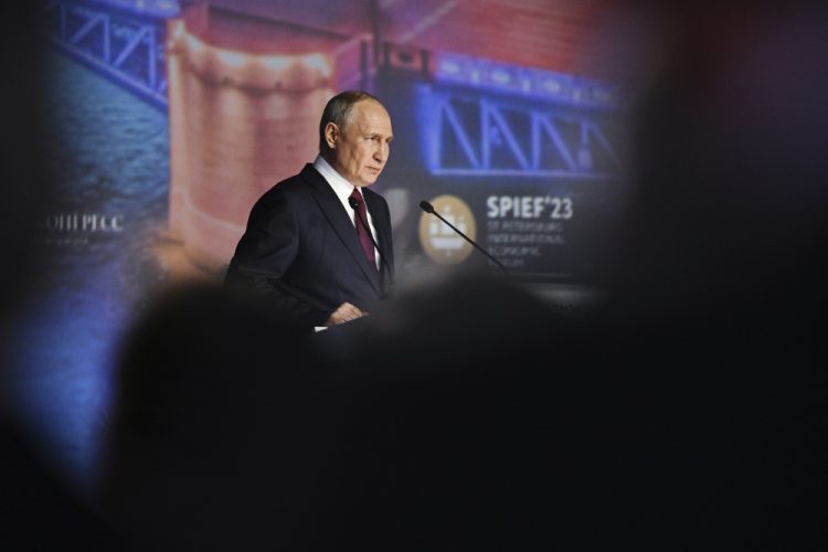 Ruský prezident Vladimir Putin reční na plenárnom zasadnutí Petrohradského medzinárodného ekonomického fóra v Petrohrade v piatok 16. júna 2023 (Foto: SITA/AP/Ramil Sitdikov/Fotohostiteľská agentúra RIA Novosti)
