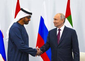 Ruský prezident Vladimir Putin (vpravo) a prezident Spojených arabských emirátov šejk Mohamed bin Zayed Al-Nahyan si podávajú ruky počas stretnutia v rámci Petrohradského medzinárodného ekonomického fóra v ruskom Petrohrade v piatok 16. júna 2023 (Foto: SITA/Ilja Pitalev/Fotohostiteľská agentúra RIA Novosti)