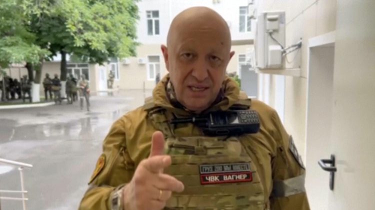 Na snímke z videozáznamu, ktorý zverejnila tlačová služba Prigožina, Jevgenij Prigožin, majiteľ vojenskej spoločnosti Wagner Group, nahráva svoje videozáznamy v Rostove na Done v Rusku v sobotu 24. júna 2023. Majiteľ súkromného vojenského dodávateľa Wagner, ktorý vyzval na ozbrojené povstanie zamerané na zosadenie ruského ministra obrany, na videu potvrdil, že on a jeho vojaci dorazili do Rostova na Done (Foto: SITA/AP/Prigožinova tlačová služba)