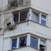 Na snímke časť bytového domu, ktorý poškodil ukrajinský dron v Moskve v Rusku v utorok 30. mája 2023 (Foto: SITA/AP Photo)