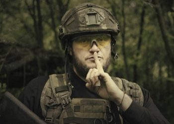 Ukrajinský vojak pózuje do kamery (Foto: SITA/AP/Ukrajinské ministerstvo obrany)