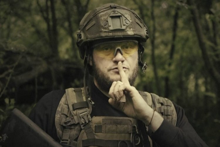 Ukrajinský vojak pózuje do kamery (Foto: SITA/AP/Ukrajinské ministerstvo obrany)
