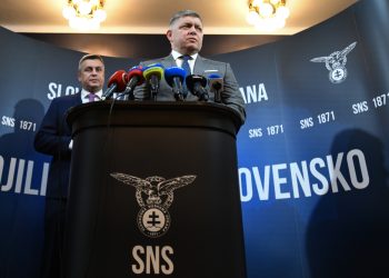 Zľava: Predseda SNS Andrej Danko a predseda strany SMER-SSD Robert Fico počas tlačovej konferencie (Foto: SITA/Martin Medňanský)