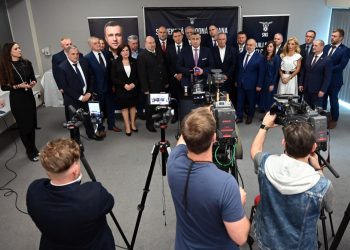 Kandidáti na kandidátnej listine počas tlačovej besedy predsedu SNS vo Zvolene, na ktorej predstavil kandidátnu listinu Slovenskej národnej strany (SNS) do predčasných volieb do Národnej rady SR. Zvolen, 10. jún 2023 (Foto: SITA/Jakub Julény)