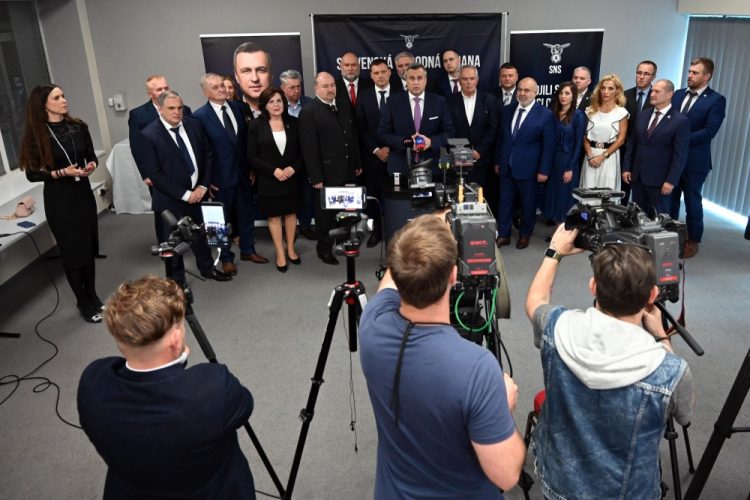 Kandidáti na kandidátnej listine počas tlačovej besedy predsedu SNS vo Zvolene, na ktorej predstavil kandidátnu listinu Slovenskej národnej strany (SNS) do predčasných volieb do Národnej rady SR. Zvolen, 10. jún 2023 (Foto: SITA/Jakub Julény)