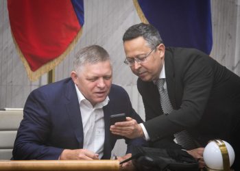 Zľava: Poslanci NR SR za stranu SMER-SSD Robert Fico a Ladislav Kamenický počas rokovania 94. schôdze Národnej rady SR. Bratislava, 28. jún 2023 (Foto: SITA/Diana Černáková)