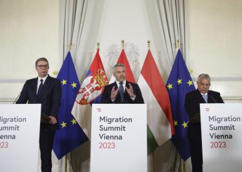 Rakúsky kancelár Karl Nehammer (uprostred), srbský prezident Aleksandar Vučič (vľavo) a maďarský premiér Viktor Orbán (vpravo) sa prihovárajú médiám počas tlačovej konferencie v rámci summitu o migrácii vo Viedni v piatok 7. júla 2023 (Foto: SITA/AP Photo/Heinz-Peter Bader)