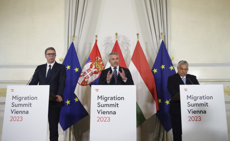 Rakúsky kancelár Karl Nehammer (uprostred), srbský prezident Aleksandar Vučič (vľavo) a maďarský premiér Viktor Orbán (vpravo) sa prihovárajú médiám počas tlačovej konferencie v rámci summitu o migrácii vo Viedni v piatok 7. júla 2023 (Foto: SITA/AP Photo/Heinz-Peter Bader)