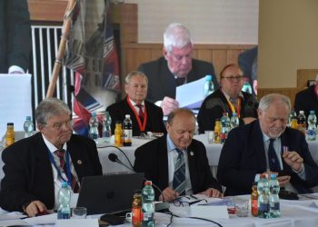 V prvom rade v strede je novozvolený predseda SZPB Viliam Longauer, vľavo Norbert Lacko, ktorý XVIII. zjazd SZPB riadil a vpravo prezident FIR Vilmos Hanti. (Foto:  SZPB)