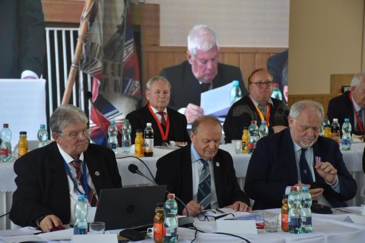 V prvom rade v strede je novozvolený predseda SZPB Viliam Longauer, vľavo Norbert Lacko, ktorý XVIII. zjazd SZPB riadil a vpravo prezident FIR Vilmos Hanti. (Foto:  SZPB)