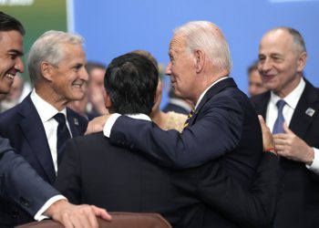 Prezident Spojených štátov amerických Joe Biden (druhý sprava) objíma okolo ramena britského premiéra Riša Sunaka počas zasadnutia Rady NATO-Ukrajina počas samitu NATO v litovskom Vilniuse v stredu 12. júla 2023 (Foto: SITA/AP Photo/Pavel Golovkin)