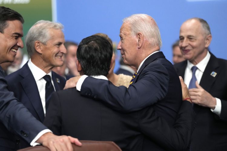 Prezident Spojených štátov amerických Joe Biden (druhý sprava) objíma okolo ramena britského premiéra Riša Sunaka počas zasadnutia Rady NATO-Ukrajina počas samitu NATO v litovskom Vilniuse v stredu 12. júla 2023 (Foto: SITA/AP Photo/Pavel Golovkin)