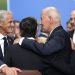 Prezident Spojených štátov amerických Joe Biden (druhý sprava) objíma okolo ramena britského premiéra Riša Sunaka počas zasadnutia Rady NATO-Ukrajina počas samitu NATO v litovskom Vilniuse v stredu 12. júla 2023 (Foto: SITA/AP Photo/Pavel Golovkin)