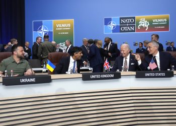 Na snímke sprava generálny tajomník NATO Stoltenberg, prezident Spojených štátov Biden, britský premiér Sunak a ukrajinský prezident Zelenskyj počas zasadnutia Rady NATO-Ukrajina počas samitu NATO v litovskom Vilniuse v stredu 12. júla 2023. Lídri NATO sa v stredu zišli, aby otvorili veľmi symbolické nové fórum pre vzťahy s Ukrajinou po tom, ako sa zaviazali poskytnúť krajine väčšiu vojenskú pomoc v boji proti Rusku, ale len vágne ubezpečili o budúcom členstve (Foto: SITA/AP Photo/Pavel Golovkin)
