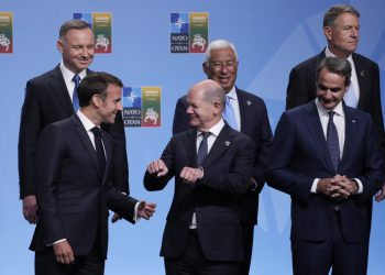 Francúzsky prezident Emmanuel Macron (v prvom rade vľavo) sa rozpráva s nemeckým kancelárom Olafom Scholzom (v prvom rade uprostred), hlavy štátov a vlád NATO sa zúčastňujú na rodinnej fotografii na samite NATO v litovskom Vilniuse v utorok 11. júla 2023. V prvom rade vpravo stojí grécky premiér Kyriakos Mitsotaki a v druhom rade zľava poľský prezident Andrzej Duda, portugalský premiér Antonio Costa a rumunský prezident Klaus Werner Iohannis (Foto: SITA/AP Photo/Susan Walsh)