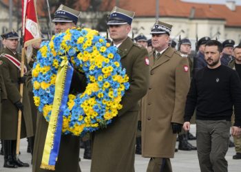 Ukrajinský prezident Volodymyr Zelenskyj kladie veniec kvetov k Hrobu neznámeho vojaka počas návštevy Varšavy v Poľsku v stredu 5. apríla 2023 (Foto: SITA/AP Photo/Czarek Sokolowski)
