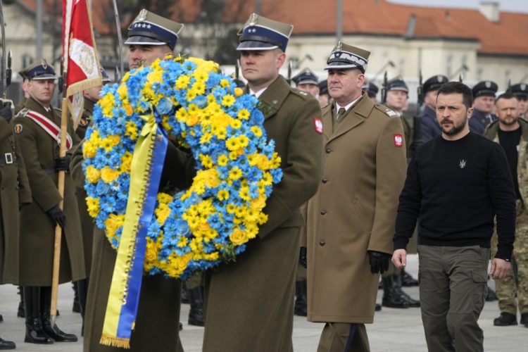 Ukrajinský prezident Volodymyr Zelenskyj kladie veniec kvetov k Hrobu neznámeho vojaka počas návštevy Varšavy v Poľsku v stredu 5. apríla 2023 (Foto: SITA/AP Photo/Czarek Sokolowski)