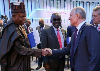 Viceprezident Nigérijskej federatívnej republiky Kashim Shettima (vľavo) a ruský prezident Vladimir Putin si podávajú ruky po plenárnom zasadnutí na summite Rusko - Afrika v ruskom Petrohrade v piatok 28. júla 2023 (Foto: SITA/AP/Mikhail Metzel/TASS Host Photo Agency)