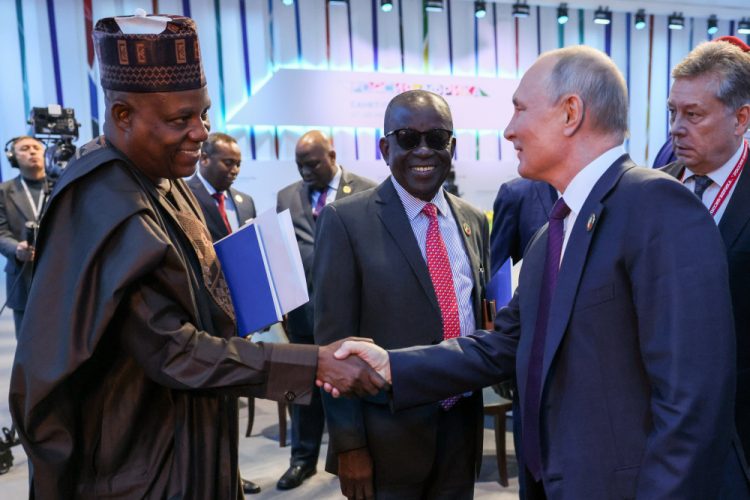 Viceprezident Nigérijskej federatívnej republiky Kashim Shettima (vľavo) a ruský prezident Vladimir Putin si podávajú ruky po plenárnom zasadnutí na summite Rusko - Afrika v ruskom Petrohrade v piatok 28. júla 2023 (Foto: SITA/AP/Mikhail Metzel/TASS Host Photo Agency)