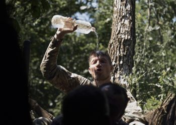Ukrajinský vojak sa chladí vodou na frontovej línii pri Bachmute v Doneckej oblasti na Ukrajine v utorok 4. júla 2023 (Foto: SITA/AP photo/Libkos)