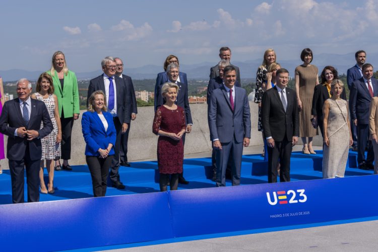 Komisári Európskej únie na čele s Ursulou von der Leyenovou pricestovali do Madridu, aby preskúmali plány španielskej vlády na jej šesťmesačné predsedníctvo v Rade EÚ (Foto: SITA/AP Photo/Bernat Armangue)