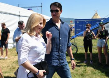 Zľava: Prezidentka SR Zuzana Čaputová a jej partner Juraj Rizman počas prechádzky areálom v rámci štvrtého dňa 26. ročníka multižánrového festivalu Pohoda na letisku v Trenčíne. Trenčín, 8. júl 2023 (Foto: SITA/Martin Medňanský)