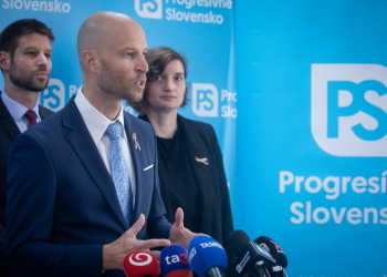 Zľava: Predseda PS Michal Šimečka, ekonóm a expert PS na sociálnu oblasť a rodinnú politiku Tomáš Hellebrandt a kancelárka a podpredsedníčka PS Lucia Plaváková počas tlačového brífingu hnutia Progresívne Slovensko (PS), na ktorom predstavili nového experta PS na sociálnu oblasť a rodinnú politiku. Bratislava 14. november 2022 (Foto: SITA/Diana Černáková)