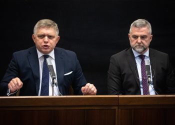 Zľava: Predseda strany SMER - SD Robert Fico a bývalý prezident Policajného zboru Tibor Gašpar počas tlačovej besedy strany Smer - sociálna demokracia (SMER - SD) v kinosále Národnej rady SR na tému: Potvrdené. Odvolaná vláda chce voľby až 30. septembra 2023, aby mohla pozatvárať opozíciu. Bratislava, 26. január 2023 (Foto: SITA/Diana Černáková)